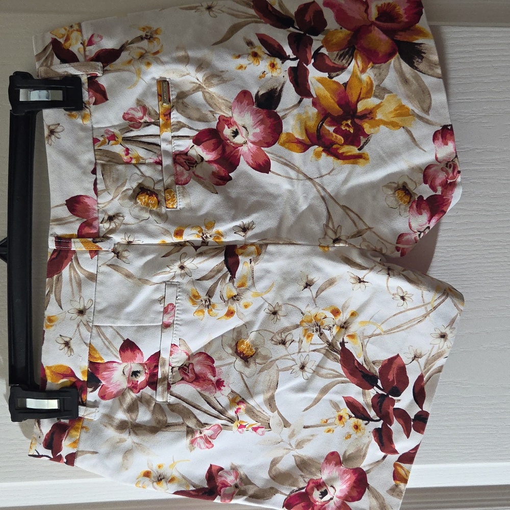 White House Black Market Floral Print Shorts 4p - Picture 3 of 4